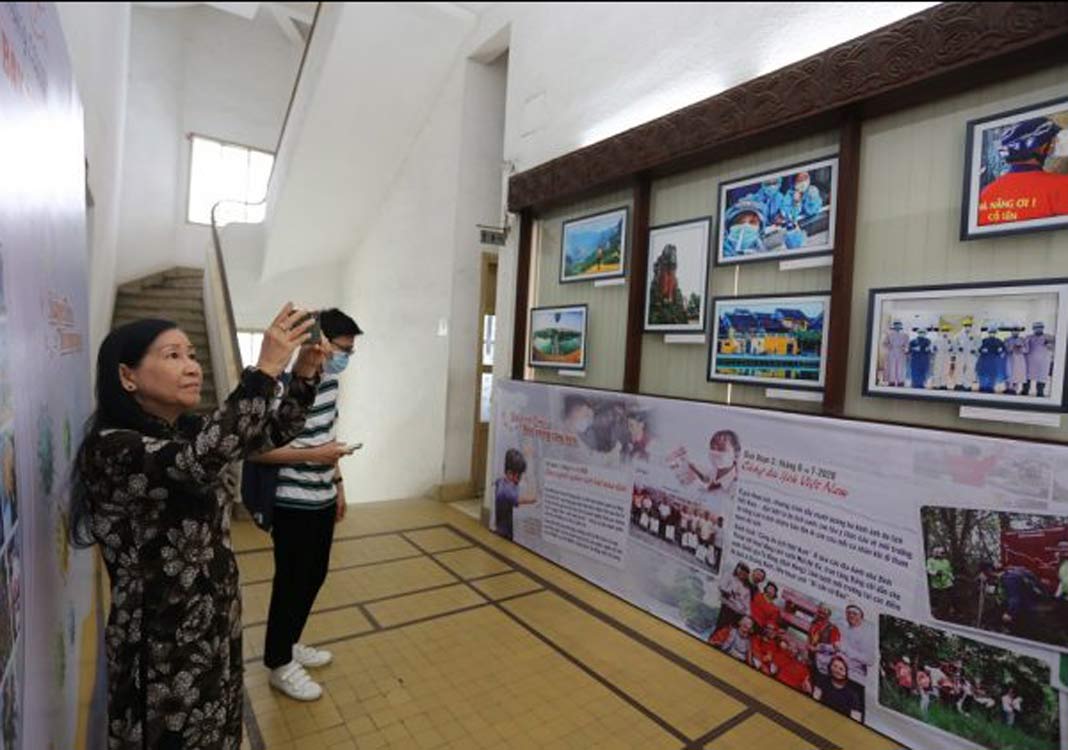 Sai Gon Tiep Thi displays 30 photos selected from Covid-19-related ...