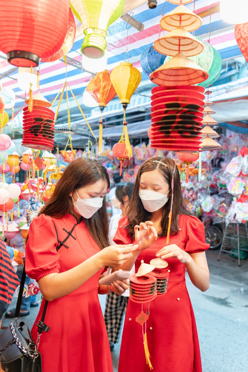 Traditional lanterns light up Full Moon Festival - The Saigon Times