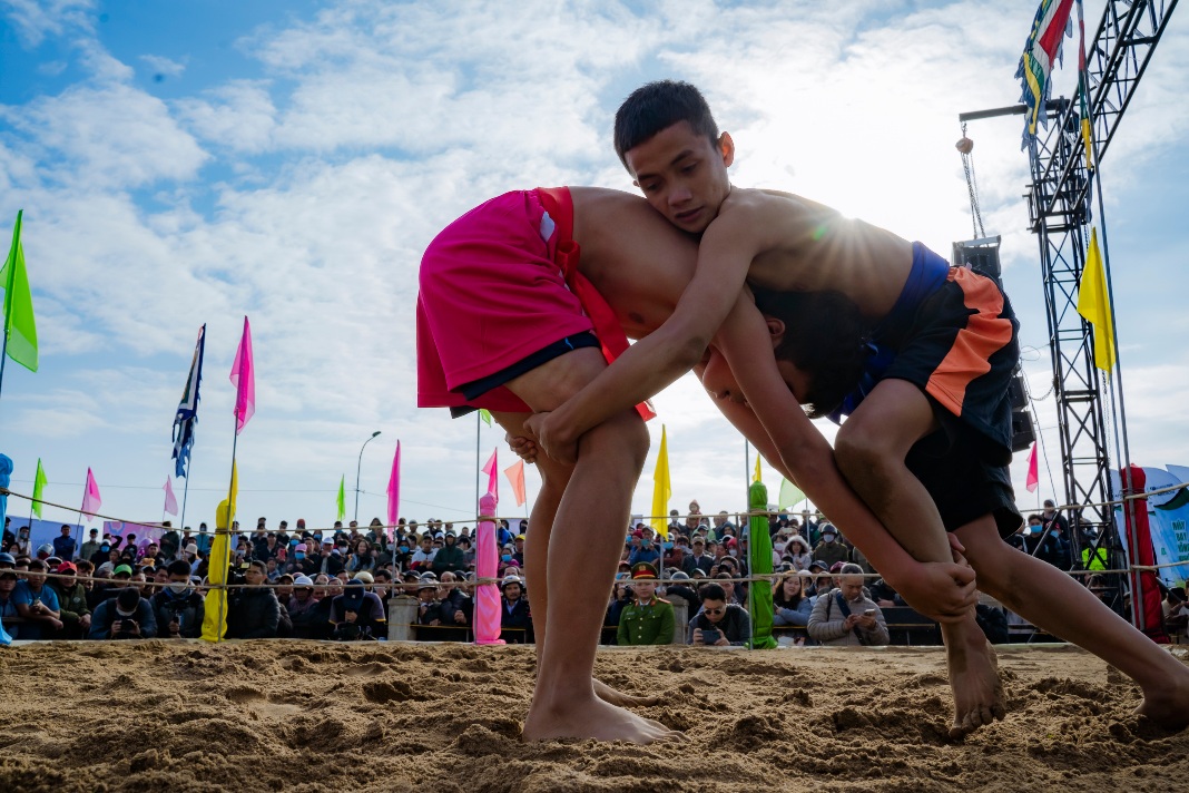 Sinh Village in wrestling festival - The Saigon Times