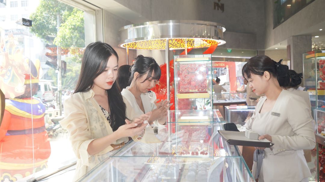 Local gold prices surge further