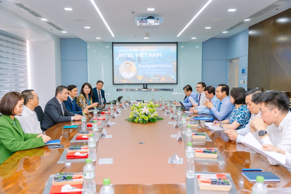 HCMC wants stronger cooperation with Intel to attract semiconductor investment
