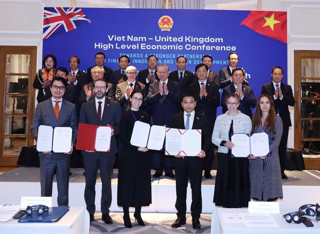 UK, Vietnam sign clean energy, green finance agreements