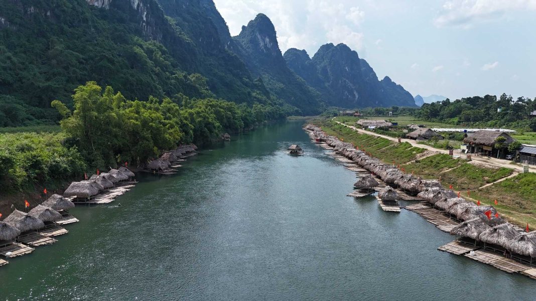 Floating bamboo rafts on Boi River