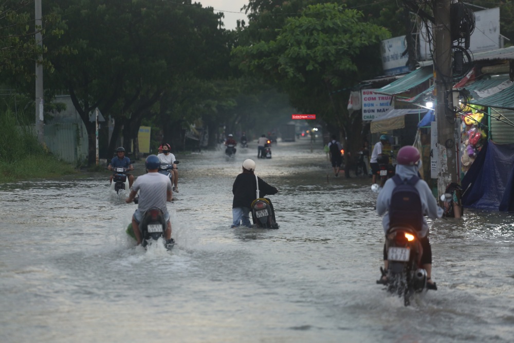 HCMC to operate 388 tidal-control valves, mobile pumps to curb flooding