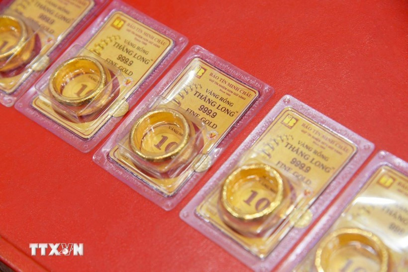 Gold inches up, dollar steady